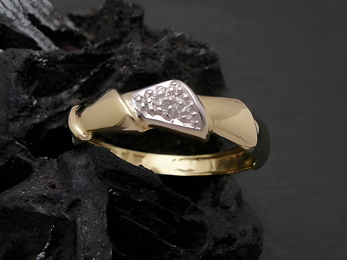 Imposanter Goldring aus Gold 333 bicolor mit Diamant, Größe 57 bis 58/18,5, Hersteller Juwelier Harnisch. Elegantes Design, ideal für besondere Anlässe.