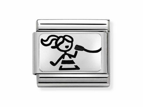 Edelstahl Plakette in Silber, mit einem schwarz gezeichneten Mädchen, das mit einem Mikrofon spricht. Design von Nomination, passend für Schmuckstücke.