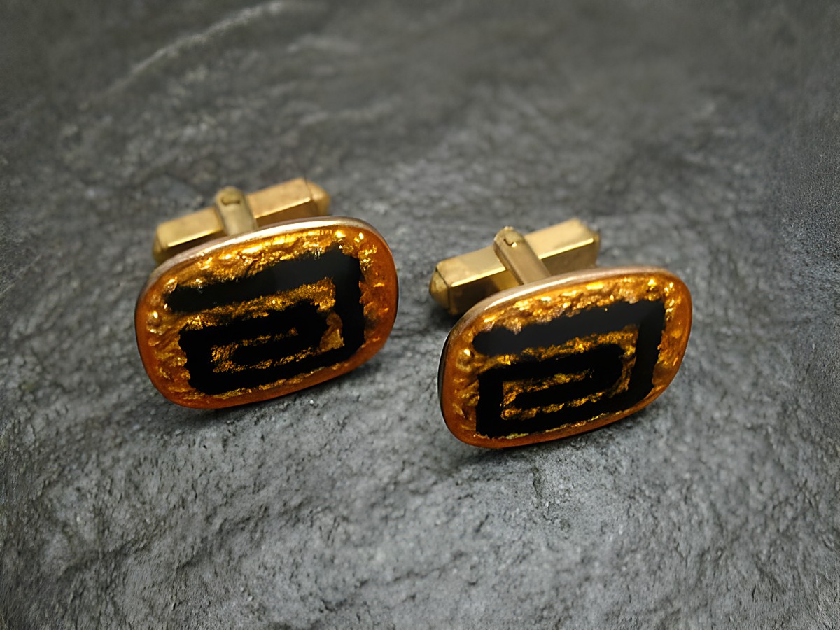 Manschettenknöpfe in gelb-schwarz mit Emaille, vergoldet, Hersteller Juwelier Harnisch, elegantes Design mit geometrischem Muster, ideal für besondere Anlässe und formelle Outfits.