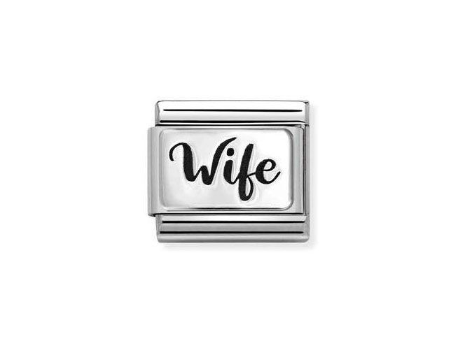 Silberner Charm von Nomination mit dem Schriftzug Wife, hergestellt aus Sterling Silber und Edelstahl, geeignet für Schmuckliebhaberinnen. Ideal als Geschenk oder für die persönliche Sammlung.
