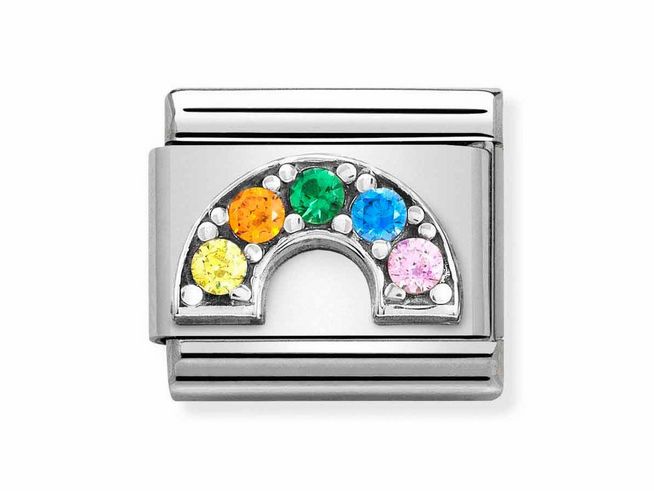 Ein silberner Charm mit einem Regenbogen-Motiv aus bunten Zirkonia, hergestellt von Nomination. Der Regenbogen zeigt verschiedene leuchtende Farben und ist in einem eleganten Design gehalten.