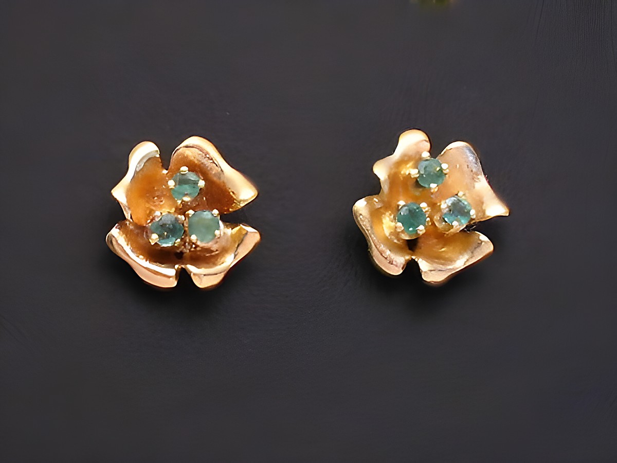 Ohrringe mit Smaragd in Blütenform aus Gold 585, die im Licht elegant funkeln. Hergestellt von Juwelier Harnisch, ideal für besondere Anlässe oder als edles Accessoire.