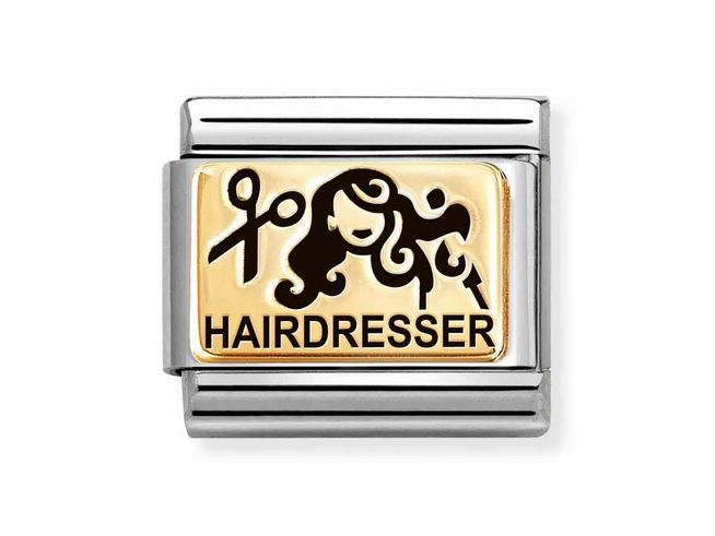 Ein Schmuckstück aus Edelstahl mit goldenem Emblem, das eine Friseurin mit Schere und dem Wort Hairdresser darstellt, von Nomination Classic Gold 030166 53 für den täglichen Gebrauch in einem eleganten Design.