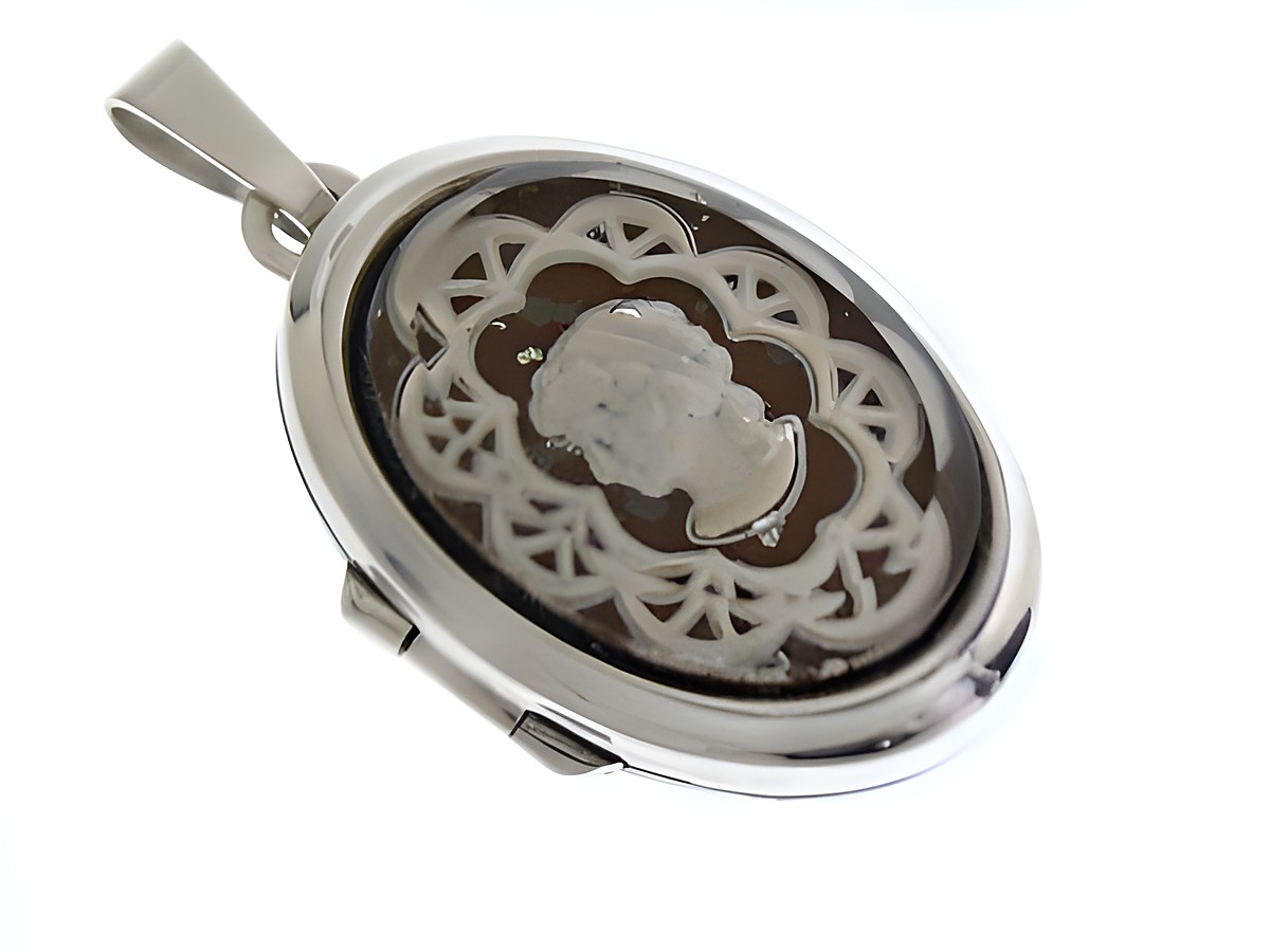 Nostalgisches Medaillon mit Cabochon aus Sterling Silber, Hersteller Juwelier Harnisch, feine Detailarbeit und klassisches Design, ideal für Liebhaber antiker Schmuckstücke.