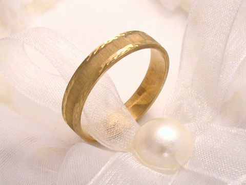 Trauring Ehering BLAND aus Gold 333, Größe 54/17,2, Hersteller Juwelier Harnisch, elegant auf einem weißen satinfarbenen Untergrund mit einer Perle präsentiert.