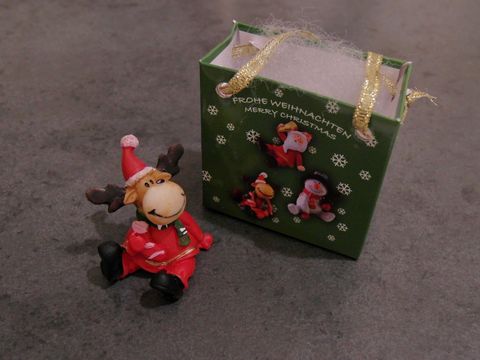 Elch rentier mit geschenktasche sitzend mit socke Hersteller Juwelier Harnisch Weihnachten.