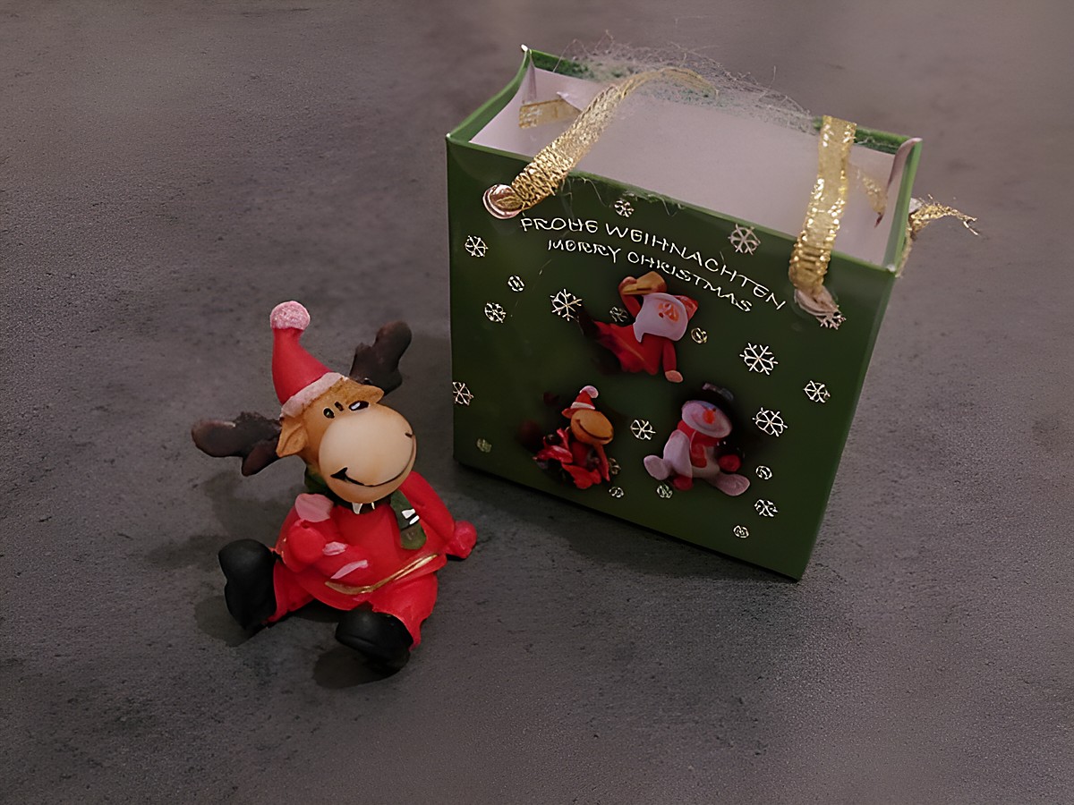 Elch rentier mit geschenktasche sitzend mit socke Hersteller Juwelier Harnisch Weihnachten.