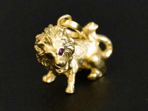 Löwe aus 585 Gold mit Handarbeit gefertigt, verziert mit einem Rubin, Hersteller Juwelier Harnisch, ideal als Anhänger für Tierliebhaber.