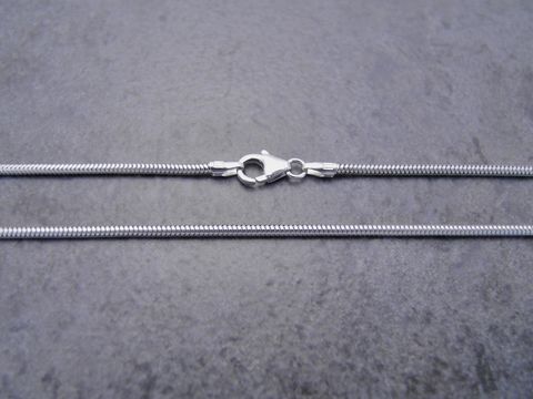 47133-0 Schlangenkette aus Weißgold 585 mit einer Länge von 45 cm und einer Stärke von 1,6 x 1,6 mm, gefertigt von Juwelier Harnisch, zeigt einen Karabinerverschluss und ein elegantes Design.