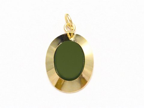 Ovaler Anhänger mit Doublé Gold Auflage und grüner Jade, Hersteller Juwelier Harnisch, elegantes Design, ideal für jeden Anlass.