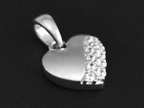 Silber Anhänger in Herzform, mattiert und rhodiniert, verziert mit Zirkonia, Hersteller Juwelier Harnisch, Perlen & Steine, allseits beliebtes Design.
