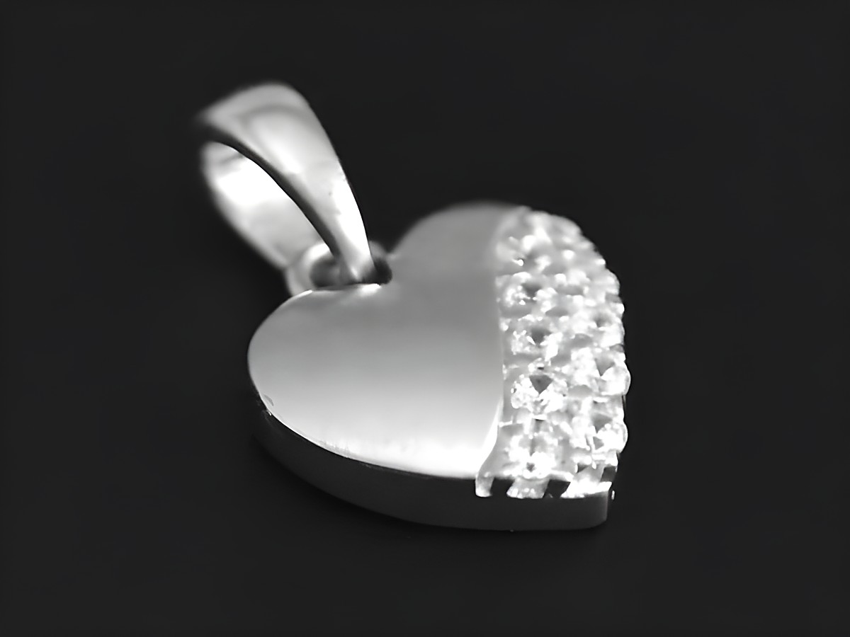 Silber Anhänger in Herzform, mattiert und rhodiniert, verziert mit Zirkonia, Hersteller Juwelier Harnisch, Perlen & Steine, allseits beliebtes Design.