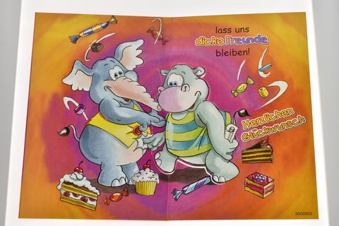 Eine farbenfrohe Geburtstagskarte zeigt ein Nilpferd und einen Elefanten, die nebeneinander stehen und feiern. Der Text fordert dazu auf, dicke Freunde zu bleiben und enthält Glückwünsche.