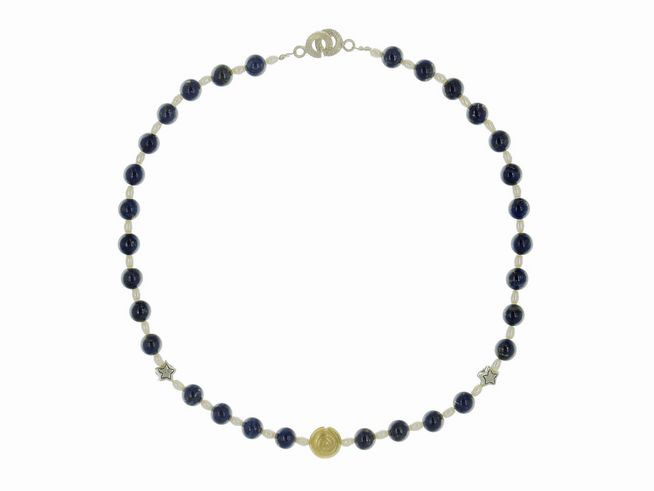 Steinkette aus Lapislazuli und Süßwasser-Zuchtperlen in Blau und Weiß, 47 cm lang, mit silbernen und goldenen Akzenten von Juwelier Harnisch, ideal für eleganten Schmuck.