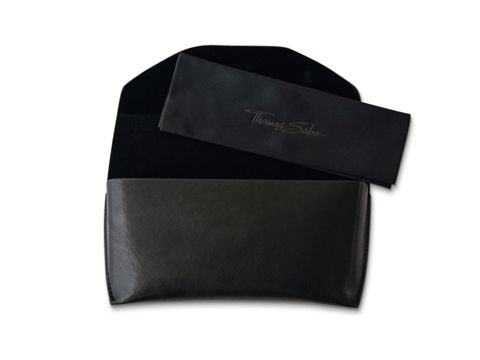 Schwarzes Verpackungsset von Thomas Sabo für Eyewear, inklusive einem eleganten Tuch, das sich ideal zum Schutz und zur Aufbewahrung von Brillen eignet.