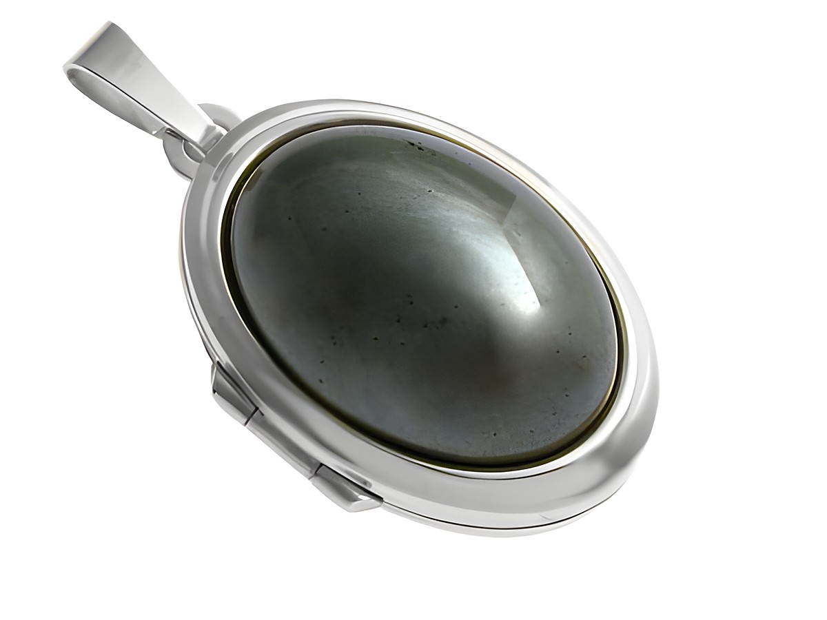 Hämatit Cabochon in ovaler Form, eingefasst in einem eleganten Sterling Silber Medaillon vom Juwelier Harnisch, perfekt für einen stilvollen Look.
