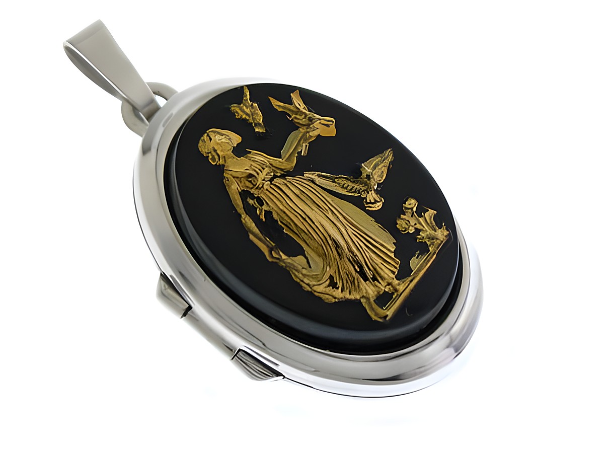 Göttlich Medaillon mit Cabochon aus Sterling Silber, verziert mit einer goldfarbenen Darstellung einer eleganten Figur und Tieren auf schwarzem Hintergrund, Hersteller Juwelier Harnisch.