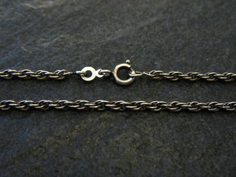 Geschwärzte Kordelkette Doppelanker mit einer Länge von 42 cm und einer Stärke von 2 mm, hergestellt von Juwelier Harnisch, zeigt die feine Struktur und den Verschluss der Kette.