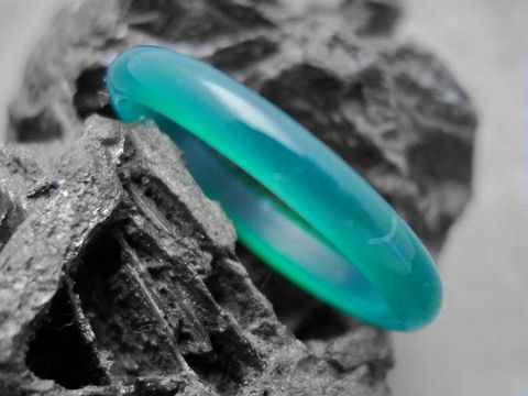 Steinring aus echtem grünen Achat in der Größe 56, schlichtes Design, Hersteller Juwelier Harnisch, Maße 2,8 x 1,9 mm.
