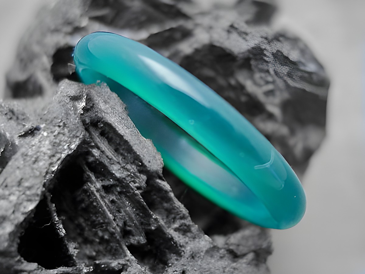 Steinring aus echtem grünen Achat in der Größe 56, schlichtes Design, Hersteller Juwelier Harnisch, Maße 2,8 x 1,9 mm.