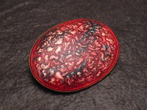 MIX-IT pink-violett Emaille vergoldete Vintage Brosche von Juwelier Harnisch, ovaler Anhänger mit strukturierter Oberfläche und lebendigen Farben, ideales Accessoire für elegante Outfits.