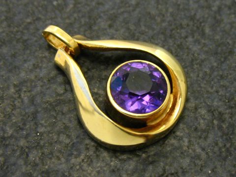 Designer Goldanhänger 585 mit einem Amethyst von 18 mm, hergestellt von Juwelier Harnisch, elegantes und zeitloses Design mit schimmerndem lila Edelstein. Ideal als Schmuckstück.