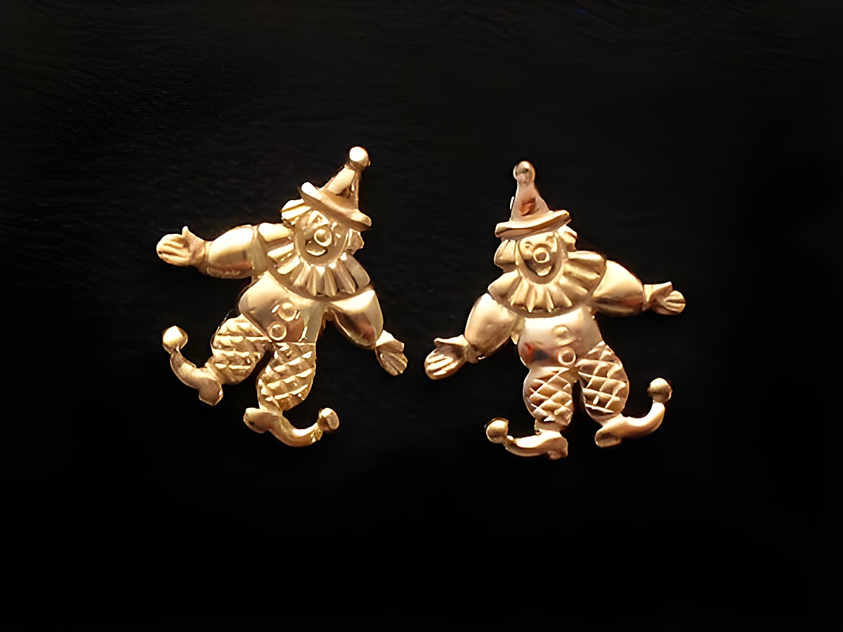 Lustige Ohrringe in Form von Hampelmännern aus Gold 333, hergestellt von Juwelier Harnisch, ideal für Technik- und Freizeitliebhaber.