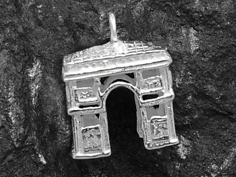 Champs Elysee Anhänger aus Sterling Silber, gestaltet als detailgetreue Nachbildung des Triumphbogens, Hersteller Juwelier Harnisch, geeignet für Liebhaber von Schmuck mit kulturellem Bezug.
