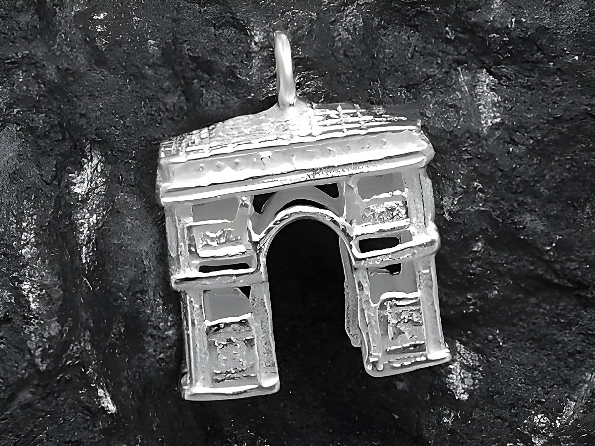 Champs Elysee Anhänger aus Sterling Silber, gestaltet als detailgetreue Nachbildung des Triumphbogens, Hersteller Juwelier Harnisch, geeignet für Liebhaber von Schmuck mit kulturellem Bezug.
