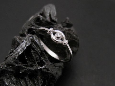 Weißgold Ring lieblich Gold 333 mit Diamant in Größe 54 vom Hersteller Juwelier Harnisch bis Größe 54/17,5 auf schwarzem Untergrund.