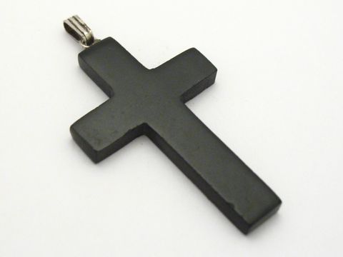 Kreuz-Anhänger aus Onyx in silberfarbener Fassung, Hersteller Juwelier Harnisch, mit edlen Steinoberflächen für stilvolle Akzente.
