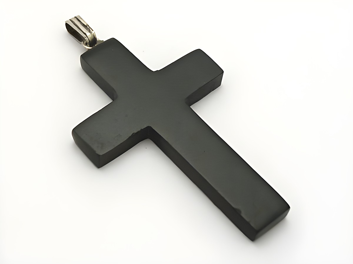 Kreuz-Anhänger aus Onyx in silberfarbener Fassung, Hersteller Juwelier Harnisch, mit edlen Steinoberflächen für stilvolle Akzente.