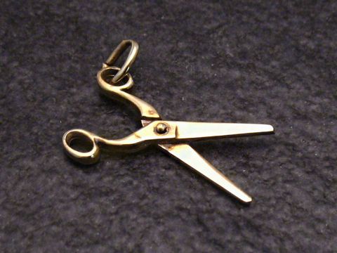 Beweglicher goldener Scherenanhänger aus Gold 585, ideal als Geschenkidee, gefertigt von Juwelier Harnisch, symbolisiert Berufe im Bereich Handwerk und Friseur.