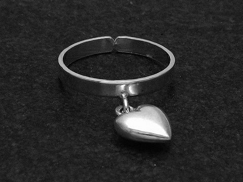 Silberring mit Herzanhänger in etwas verstellbarer Größe, Hersteller Juwelier Harnisch, ohne Stein. Elegantes Design für jeden Anlass.