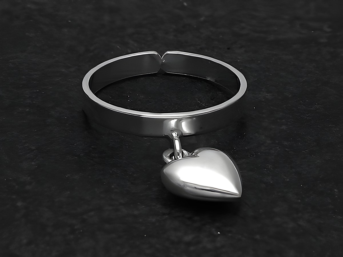 Silberring mit Herzanhänger in etwas verstellbarer Größe, Hersteller Juwelier Harnisch, ohne Stein. Elegantes Design für jeden Anlass.