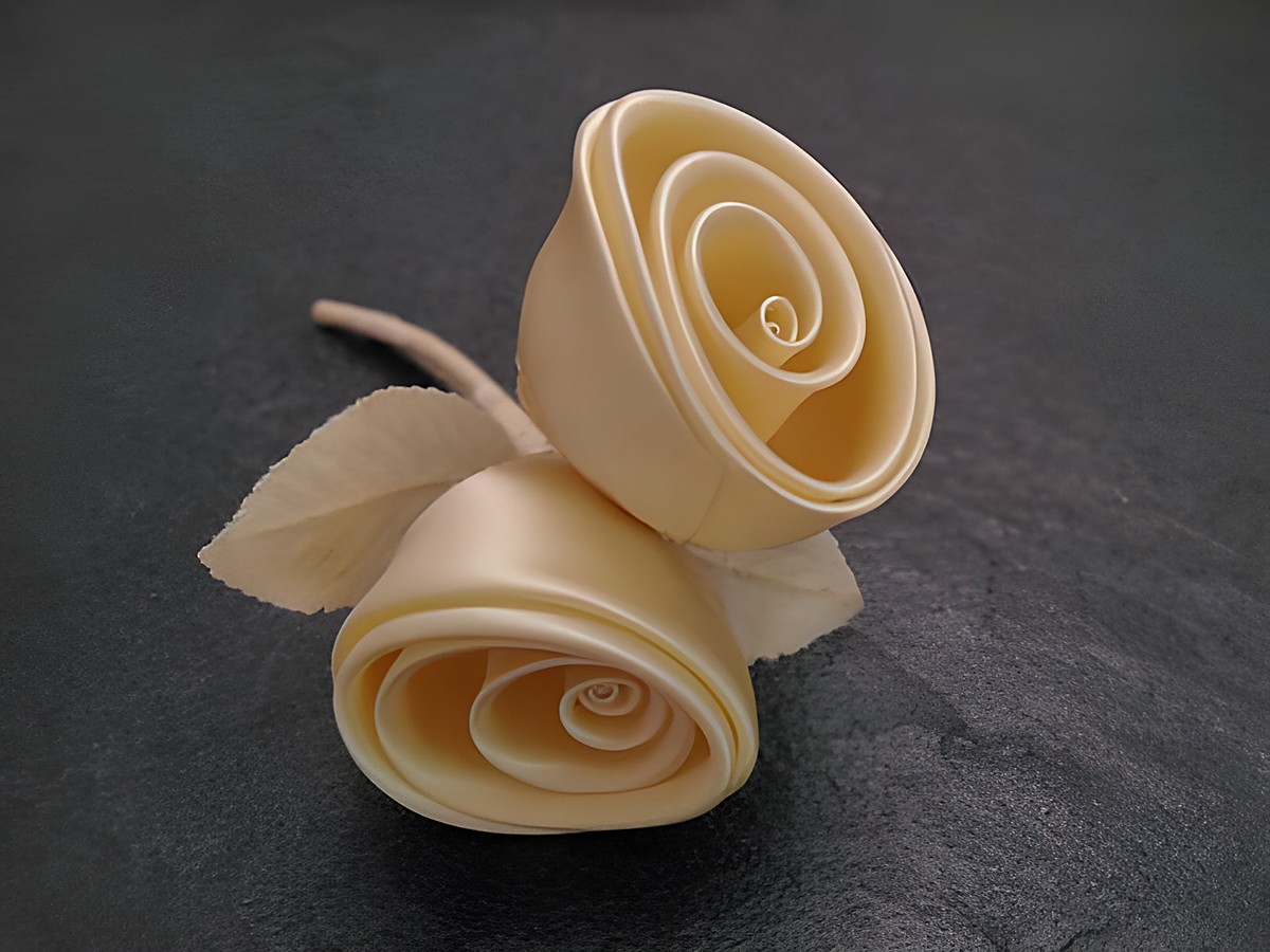 Traumhafter Haarschmuck aus pastellgelben Satin-Rosen mit zarten Blüten und Blättern, ideal für besondere Anlässe, Hersteller: Juwelier Harnisch, ergänzend eine elegante Brosche.