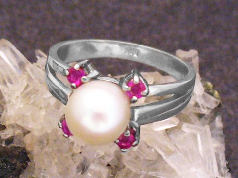 Weißgold 585 Ring mit einem zentralen Zuchtperle und rubinfarbenen Steinen, Größe 56,5, gefertigt vom Juwelier Harnisch, bis Größe 58/18,5 erhältlich.