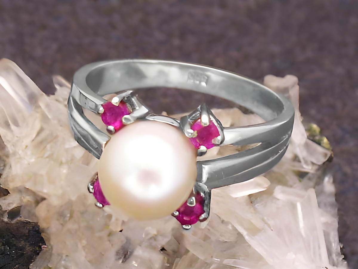 Weißgold 585 Ring mit einem zentralen Zuchtperle und rubinfarbenen Steinen, Größe 56,5, gefertigt vom Juwelier Harnisch, bis Größe 58/18,5 erhältlich.