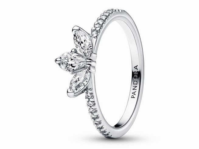 Funkelnder Herbarium Cluster Ring von Pandora aus Sterling Silber mit klaren Zirkonia in Größe 58/18,5, elegant geschwungen mit einem floralen Design und funkelnden Details.