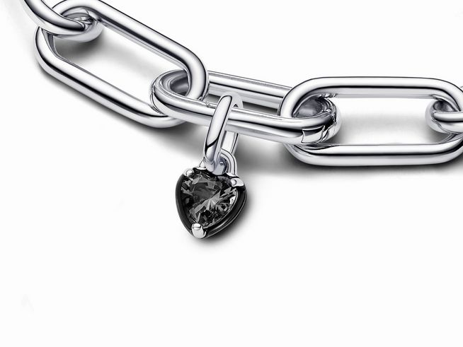 Ein schwarzer Chakra-Herz-Mini-Anhänger aus Sterling Silber mit Kristall und schwarzer Emaille hängt an einer silbernen Kette, die sich durch große Glieder auszeichnet.