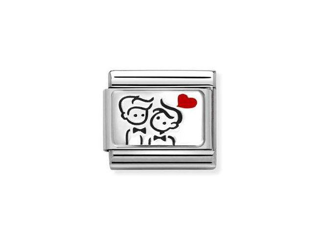 Zwei stilisierte Männer mit Fliegen umarmend, begleitet von einem roten Herz auf einem klassischen Charm aus Sterling Silber und Edelstahl von Nomination.