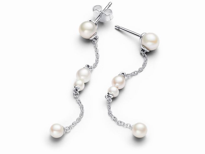 Zwei elegante Zuchtperlen Ohrhänger aus Silber mit weißen Zuchtperlen in unterschiedlicher Größe, die an feinen Ketten hängen und einen femininen Look verleihen.