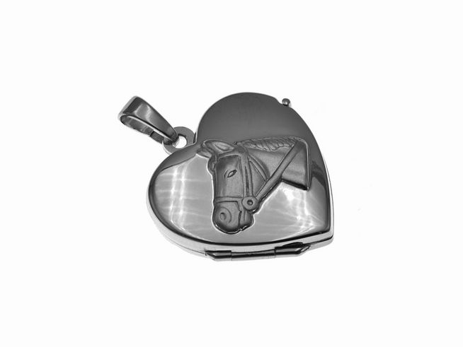 Medaillon in Herzform aus rhodiniertem Sterling Silber mit einem Pferdekopf-Relief, Hersteller Juwelier Harnisch. Elegantes Schmuckstück für Pferdeliebhaber.