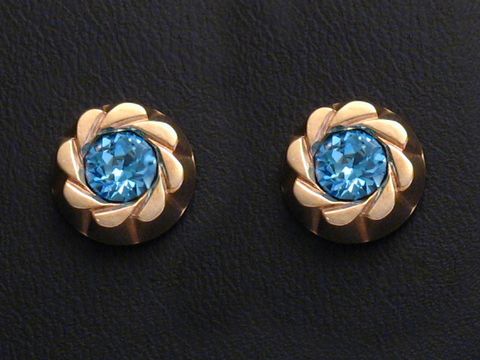 Hellblaue facettierte Ohrringe, Gold Ohrstecker mit floralem Design, hergestellt von Juwelier Harnisch, ergänzt durch weitere Steine für einen eleganten Look.