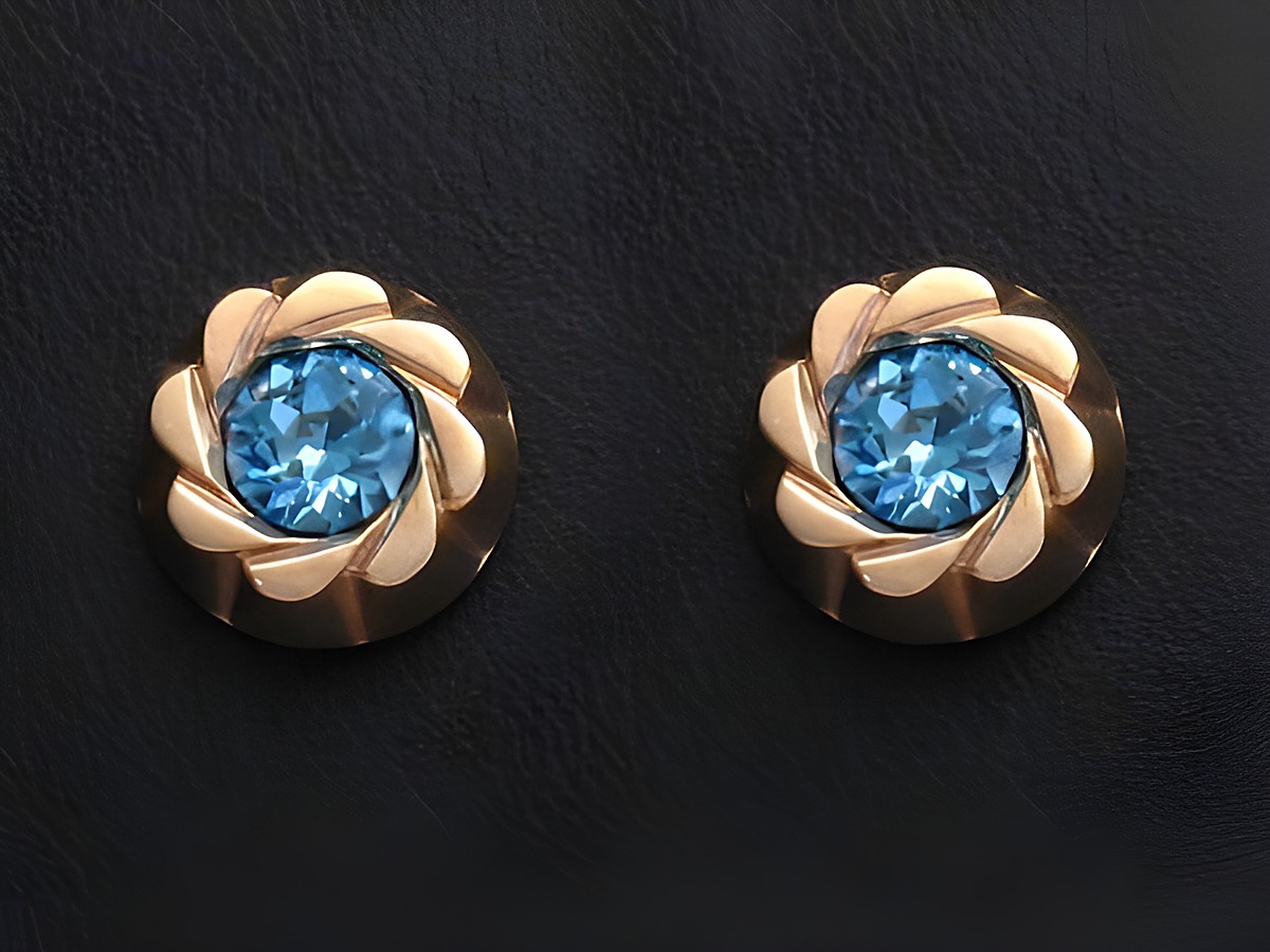 Hellblaue facettierte Ohrringe, Gold Ohrstecker mit floralem Design, hergestellt von Juwelier Harnisch, ergänzt durch weitere Steine für einen eleganten Look.