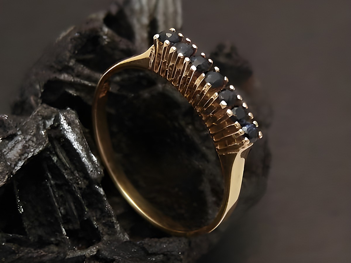 Goldring reizend Gold 585 mit Saphir in Größe 55,5 vom Hersteller Juwelier Harnisch bis Größe 56/18. Elegantes Design mit funkelnden Steinen.