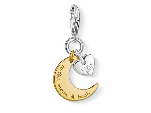 Charm-Anhänger von Thomas Sabo mit einem herzförmigen und einem halbmonden Element in Silber und Gold, graviert mit der Aufschrift to the moon & back und I love you.