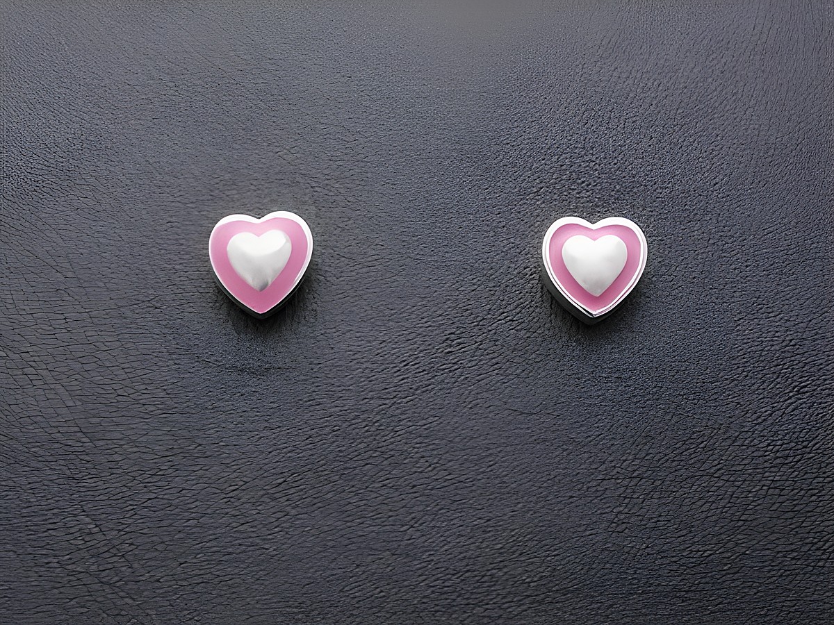 Silber Ohrstecker in Herzform mit pinkem Lack und weißem Innenfeld, romantisch. Hersteller: Juwelier Harnisch, ideal für Kinder.
