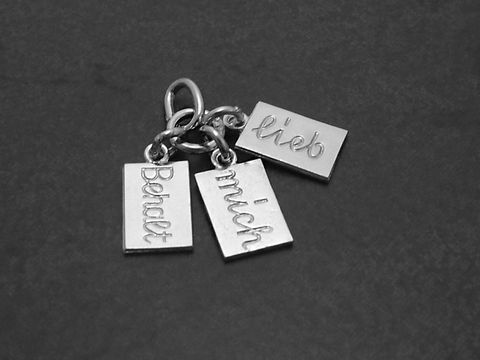 Silber Anhänger graviert beweglich mit den Worten Behalt mich lieb, Hersteller Juwelier Harnisch, elegantes Design ideal für persönliche Geschenke oder Schmuckkollektionen.