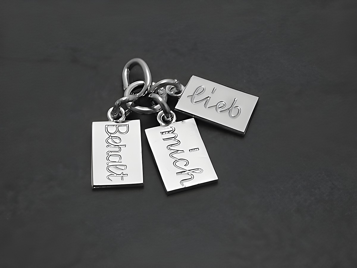 Silber Anhänger graviert beweglich mit den Worten Behalt mich lieb, Hersteller Juwelier Harnisch, elegantes Design ideal für persönliche Geschenke oder Schmuckkollektionen.